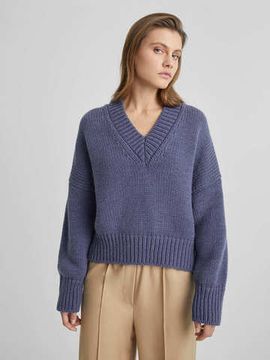 AIM  крупной вязки с V-образным вырезом. Цвет синий. 50% шерсть мериноса.
