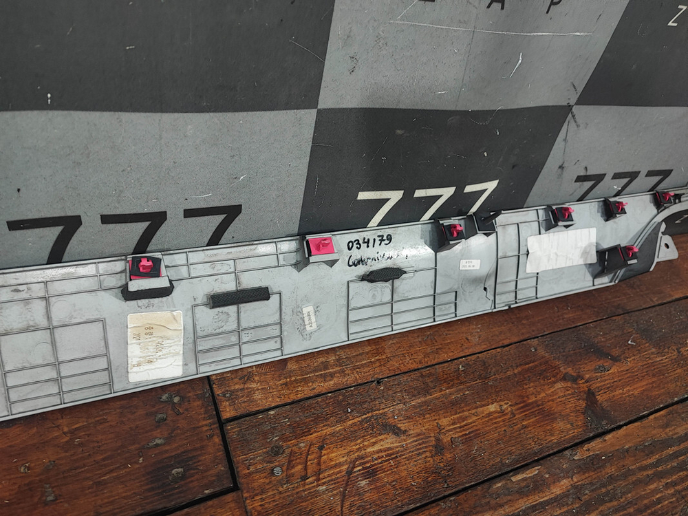 Накладка сдвижной двери левой Kia Carnival 4 (KA4) 20-нв Б/У Оригинал 83908R0100