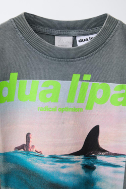 ZARA ФУТБОЛКА С ПРИНТОМ DUA LIPA ©, СЕРЫЙ