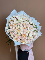 Пышный букет роз кустовые и одноголовые