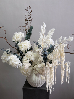 Композиция в кашпо Банксия