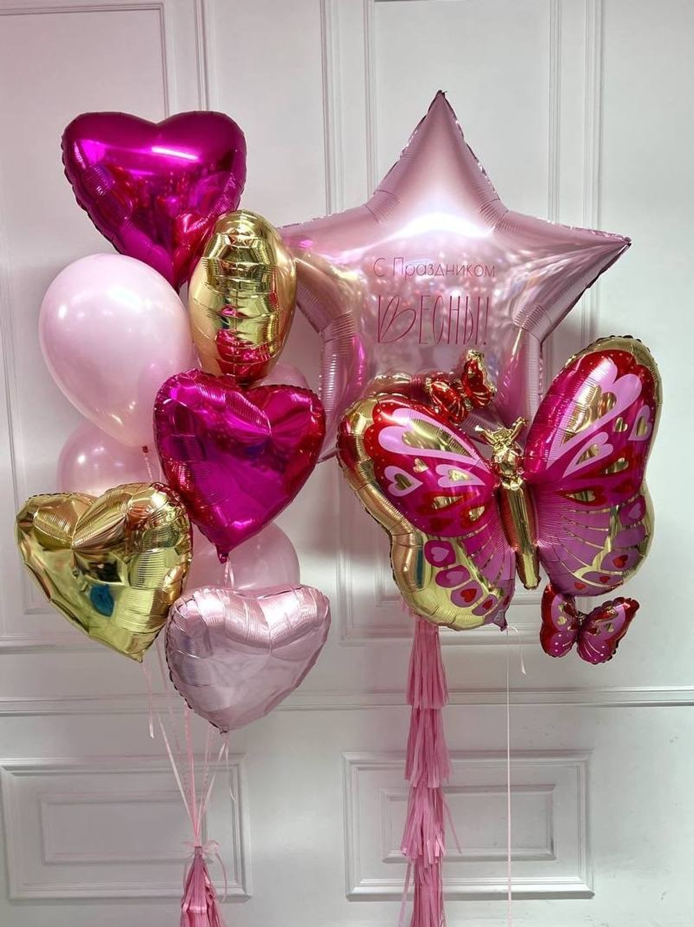 Фонтан из шаров со звездой «С Праздником Весны!»