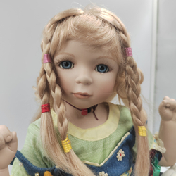 Фарфоровая кукла Remeco в летнем платье с игрушками в карманах. Великобритания, 2001 г.