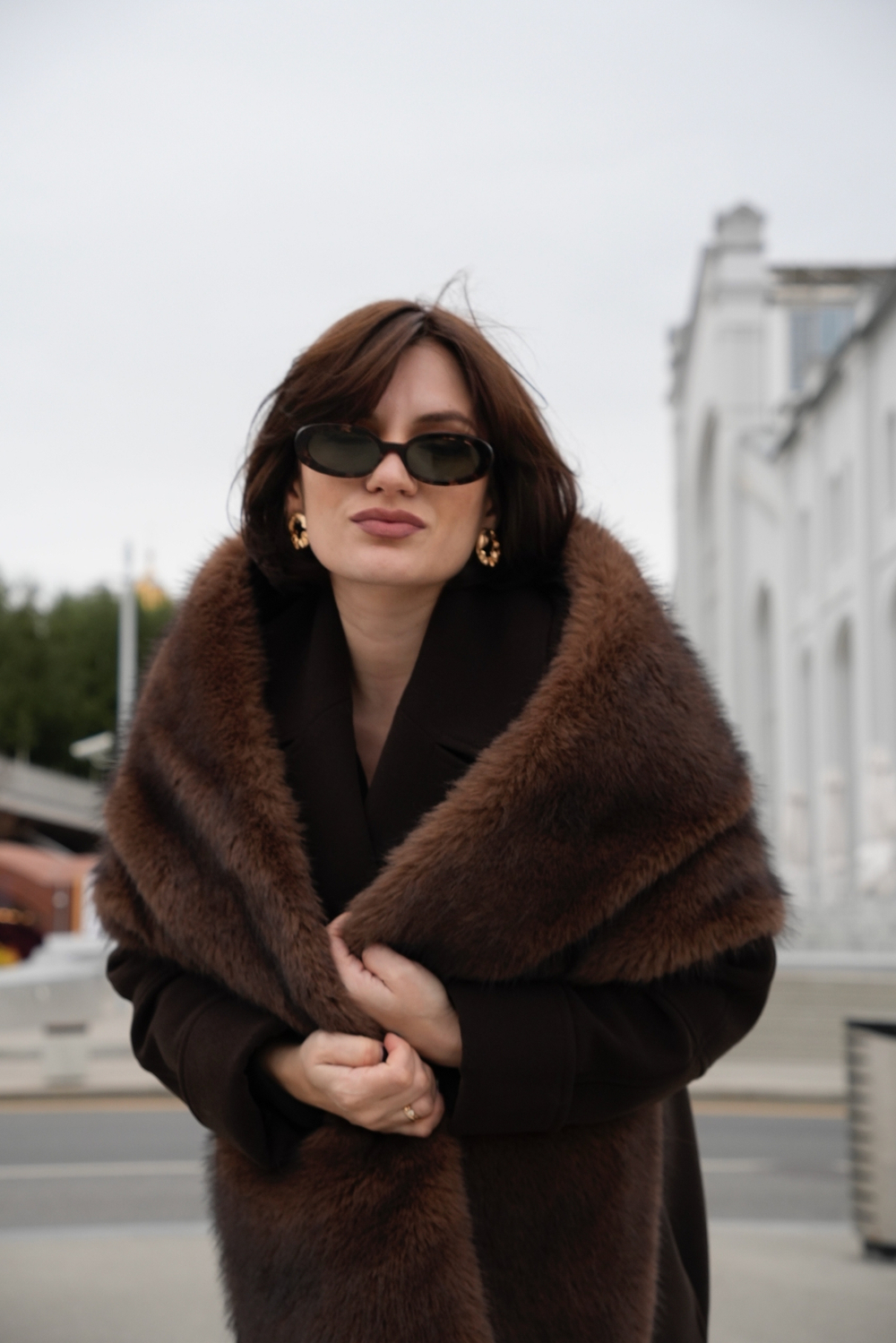 Меховой шарф с карманами шоколад