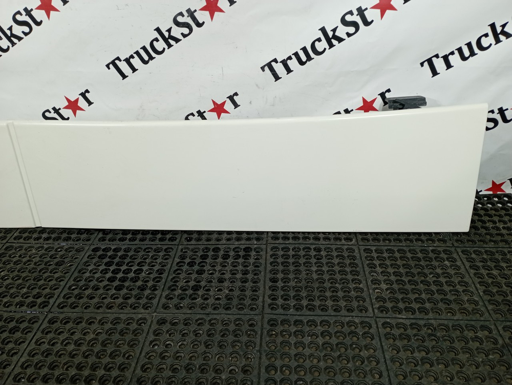 Спойлер кабины боковой левый 2023г