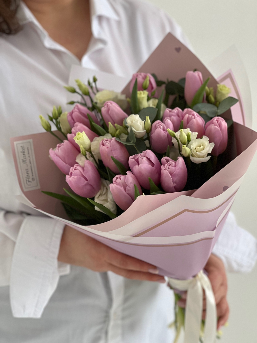 Нежно-сиреневые тюльпаны и лизиантус в элегантном оформлении от Флора Маркет