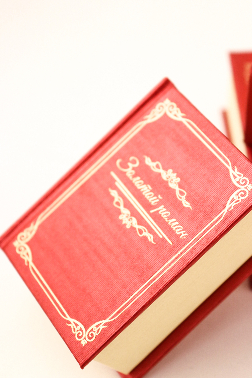 Футляр «Золотой роман» под кольцо, серьги и подвеску.