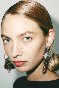 ZARA СЕРЬГИ С ПОДВЕСКАМИ, КАМНЯМИ И СМОЛОЙ, ЗОЛОТИСТЫЙ