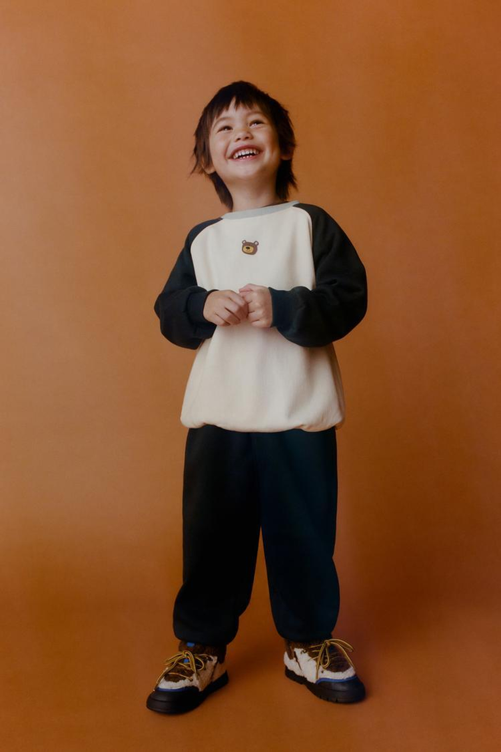 ZARA КОМПЛЕКТ ДЛЯ БЕГА: ТОЛСТОВКА И БРЮКИ-ДЖОГГЕРЫ COLOR BLOCK С МЕДВЕЖОНКОМ, СИНИЙ