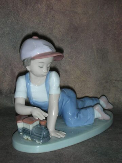 Статуэтка. Фарфор. Мальчик с паровозиком. Lladro. Испания