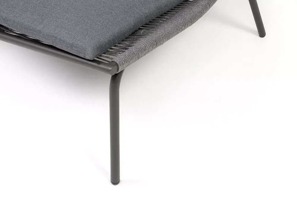 "Авиньон" кресло плетеное из роупа, каркас алюминий серый (RAL7022) муар, роуп серый круглый, ткань темно-серая 027