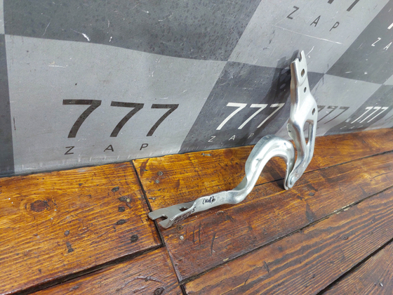 Петля капота правая Skoda Karoq 17-нв Новая Оригинал 57A823302