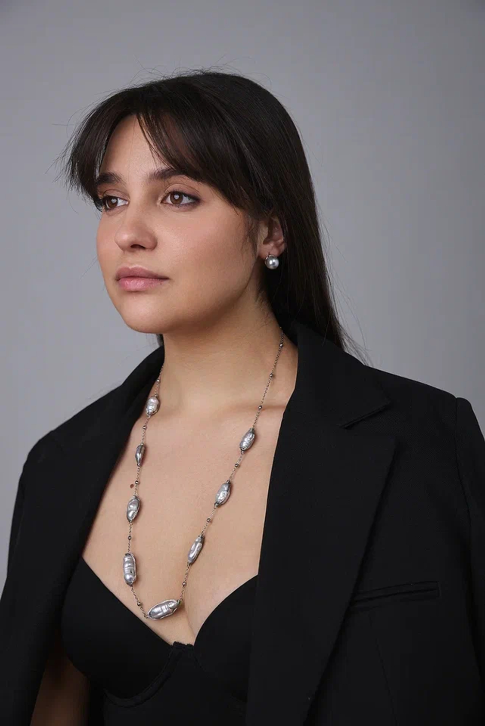 Колье нить со светло-серыми барочными жемчужинами, оттенок серебро