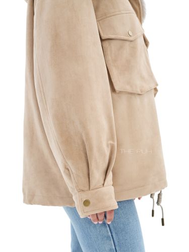 Объемная парка бежевого цвета из замши