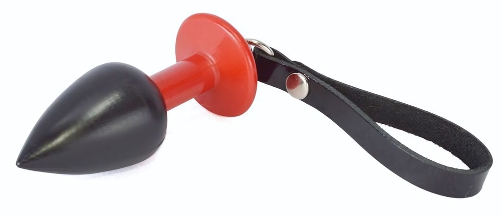 Черно-красная коническая анальная пробка с ремешком - 7 см. (Цвет: черный с красным)