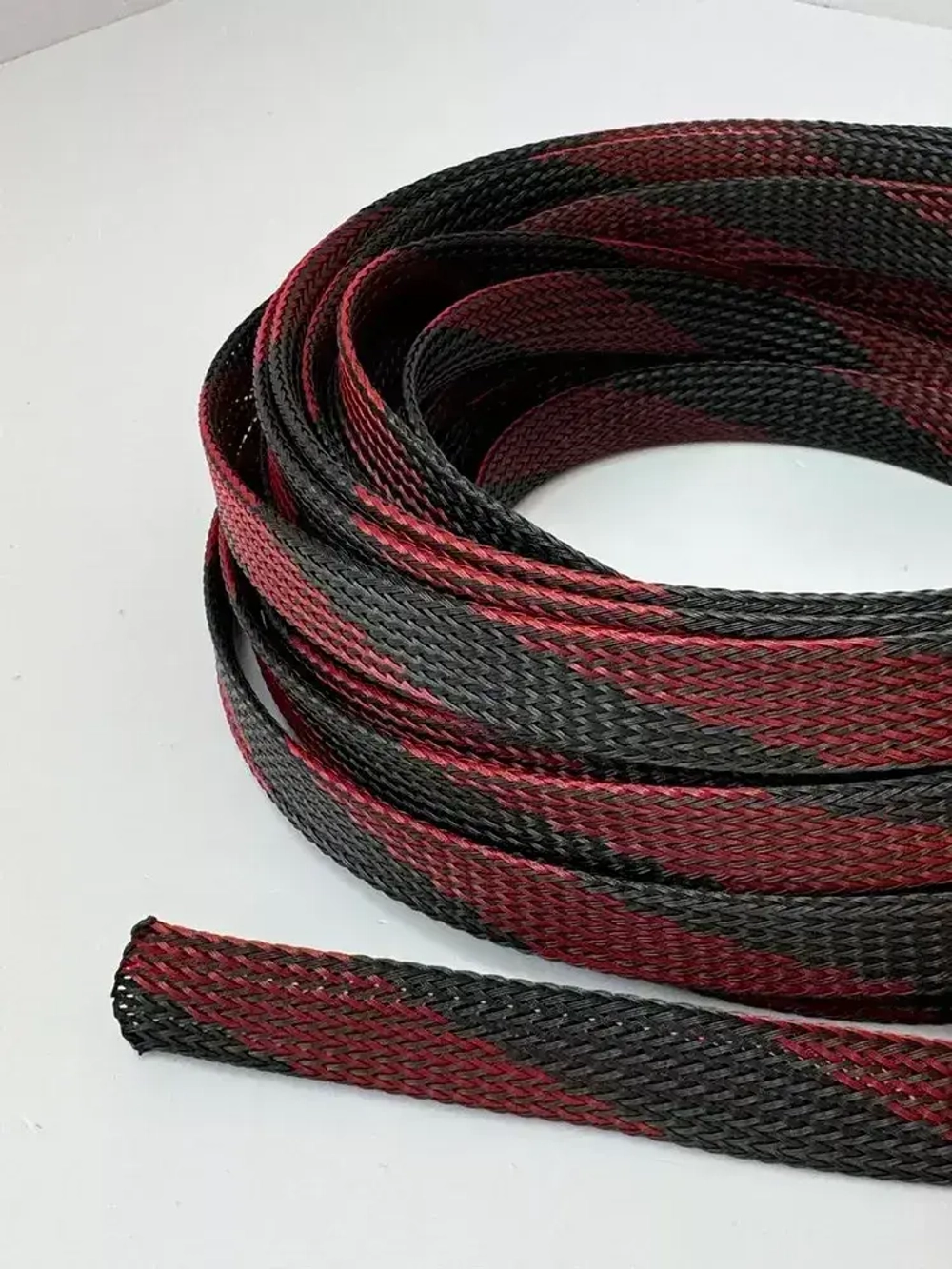 Оплетка кабельная из полиэстера змеиная кожа 12, 10-22мм, черно-красная, 10м