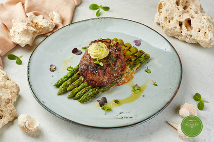 Миньон со спаржей и соусом демиглас | Minion with asparagus and demi-glace sauce