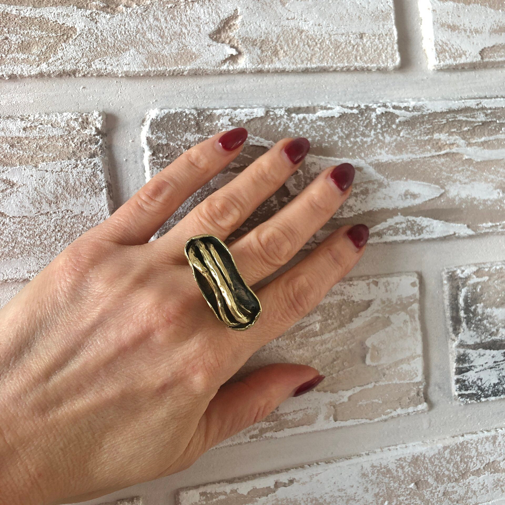 Кольцо бронза поперечный овал с тремя палочками