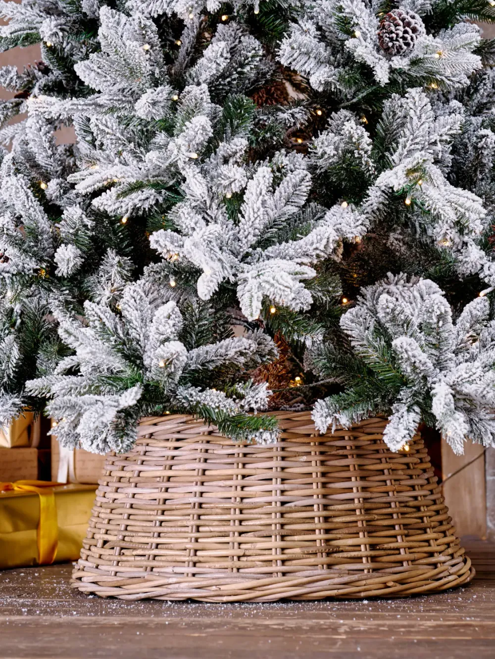 Заснеженная елка с гирляндой встроенной «Saint Paul» (Литая+пвх) от 1,8 м до 3 м