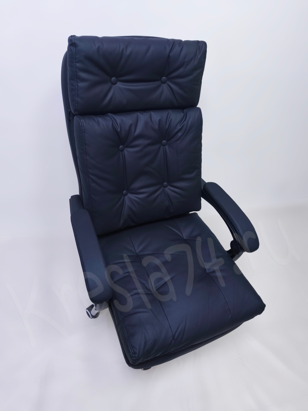 Кресло руководителя с подножкой. Цвет черный