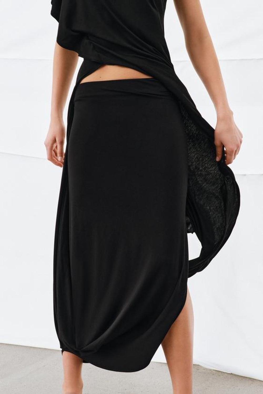 ZARA ДРАПИРОВАННАЯ ЮБКА МИДИ, ЧЕРНЫЙ