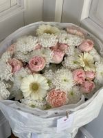 Букет из хризантемы, кустовой пионовидной розы и минигербер