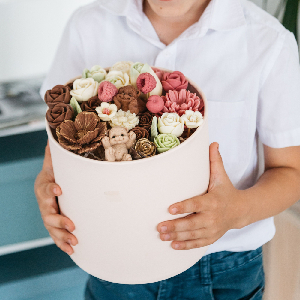 Шоколадный букет в коробке "Вкус Любви" с фигурками мишки ассорти цветов из шоколада, подарок на 8 марта, на День Рождения .