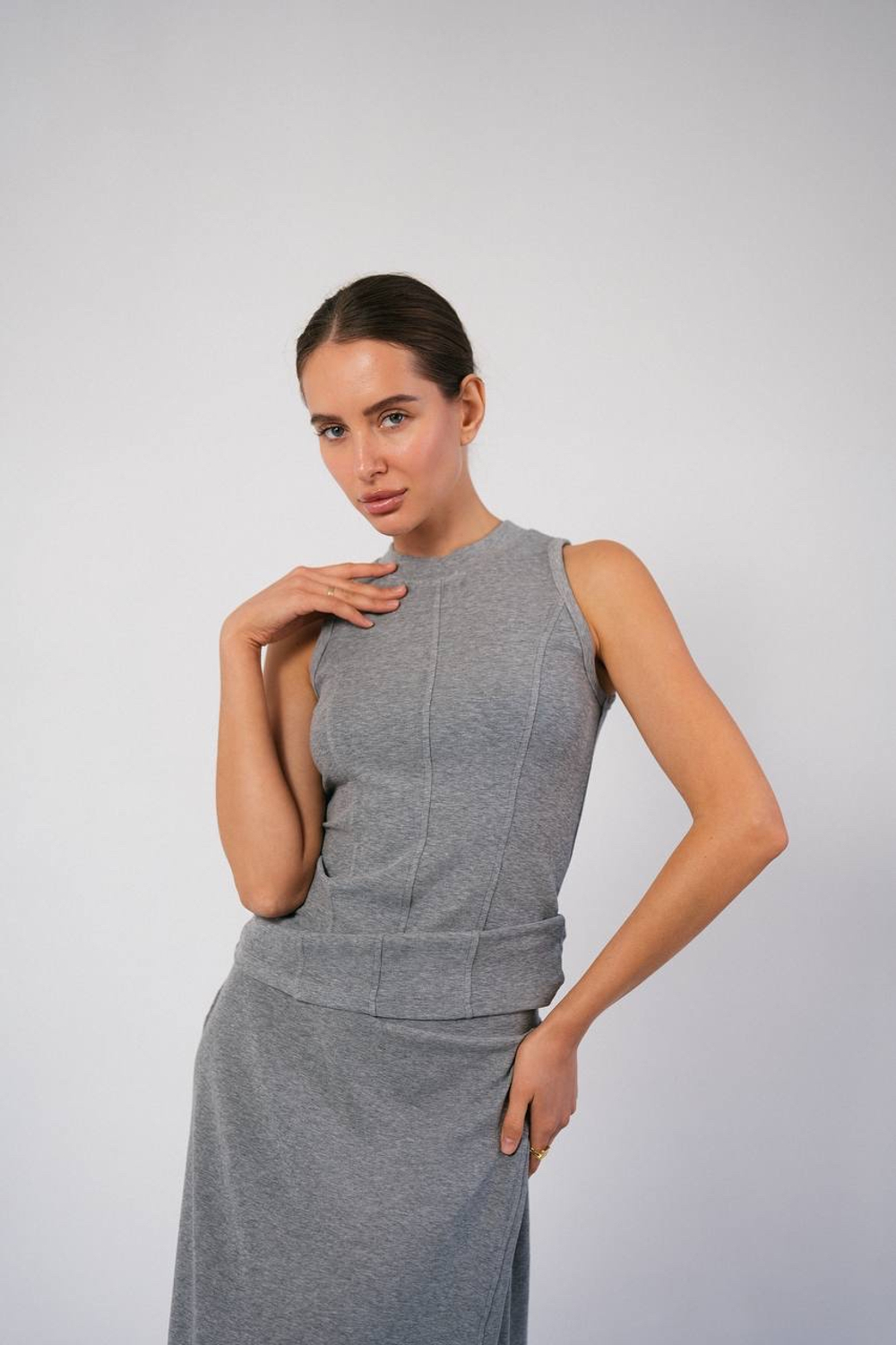 Базовый трикотажный топ из вискозы с вертикальными вытачками