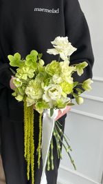 Свадебный букет диантусов, лизиантуса, хелеборуса и амаранта