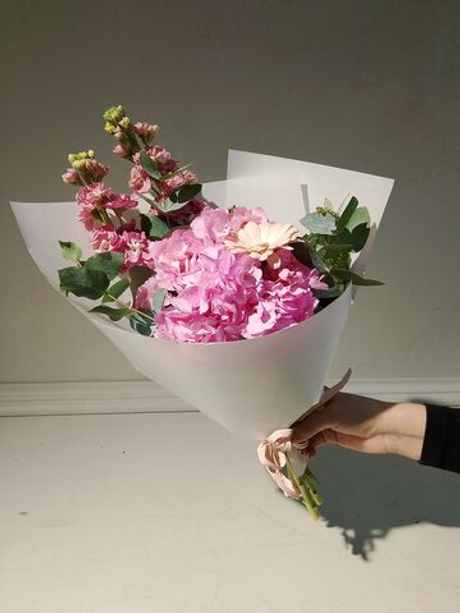 Букет комплимент с гортензией и ароматной маттиолой