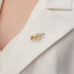 Брошь «Листья» из красного золота c хризолитами и натуральными топазами white Артикул: 04-0238-00-243-1110-46