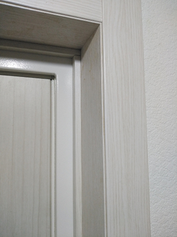Входная дверь в квартиру белая с зеркалом Лабиринт Trendo (Трендо) зеркало Максимум Сандал белый  / Белый камень