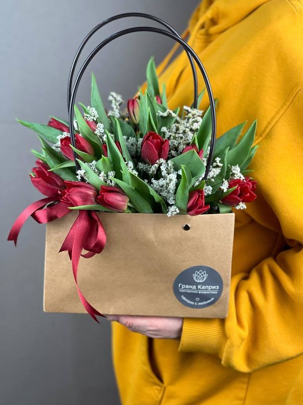 Композиция из красных тюльпанов "Яркий стиль" в крафтовой сумочке