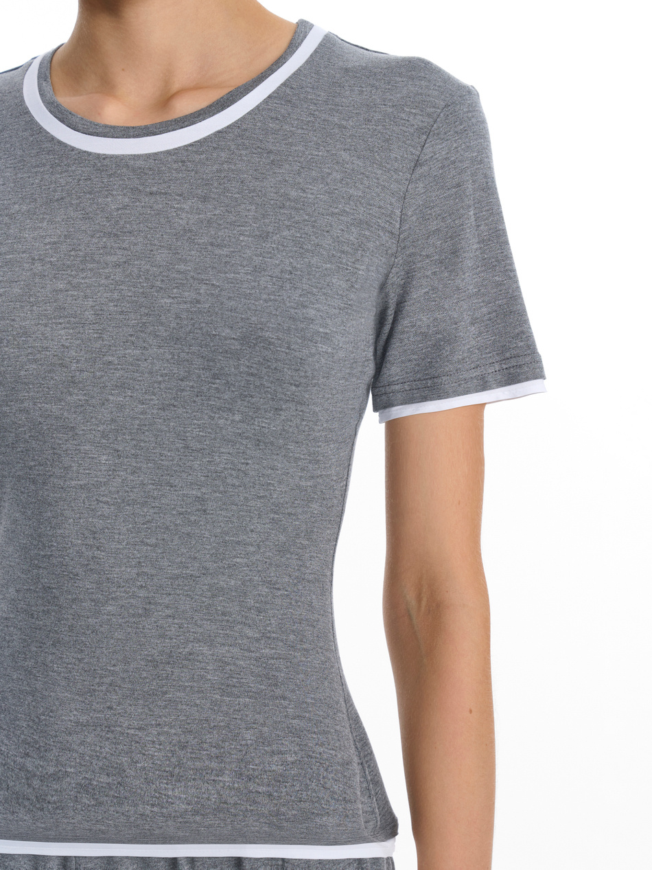 Футболка приталенная с контрастной окантовкой серая