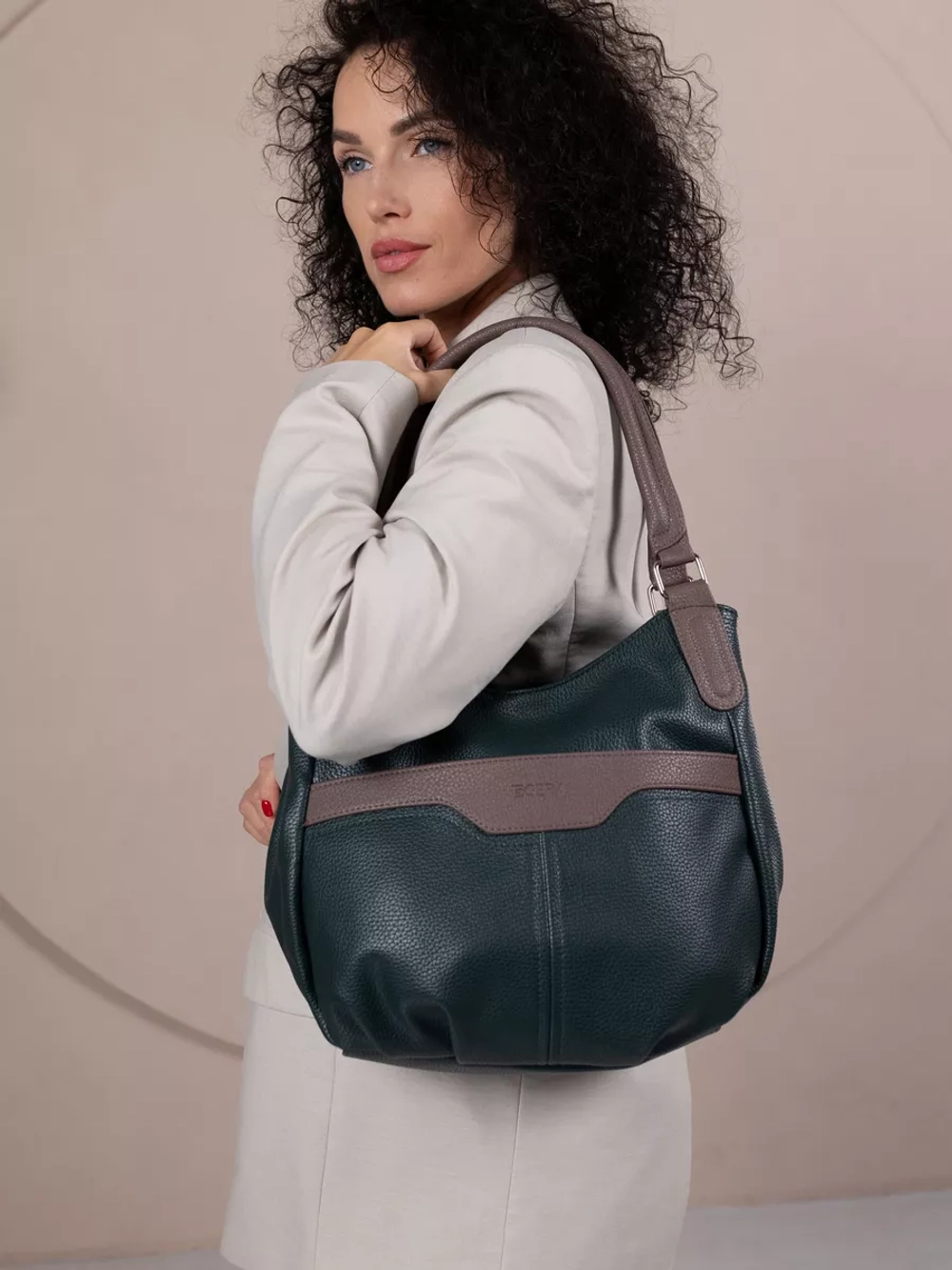 Сумка через плечо средняя классическая