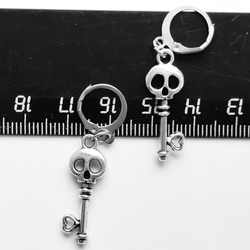 Серьги кольца "Ключики, черепа" (26х9мм) серебристые. Бижутерия.