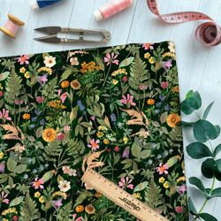 Ткань мембрана цветы, колосья и трава на чёрном фоне