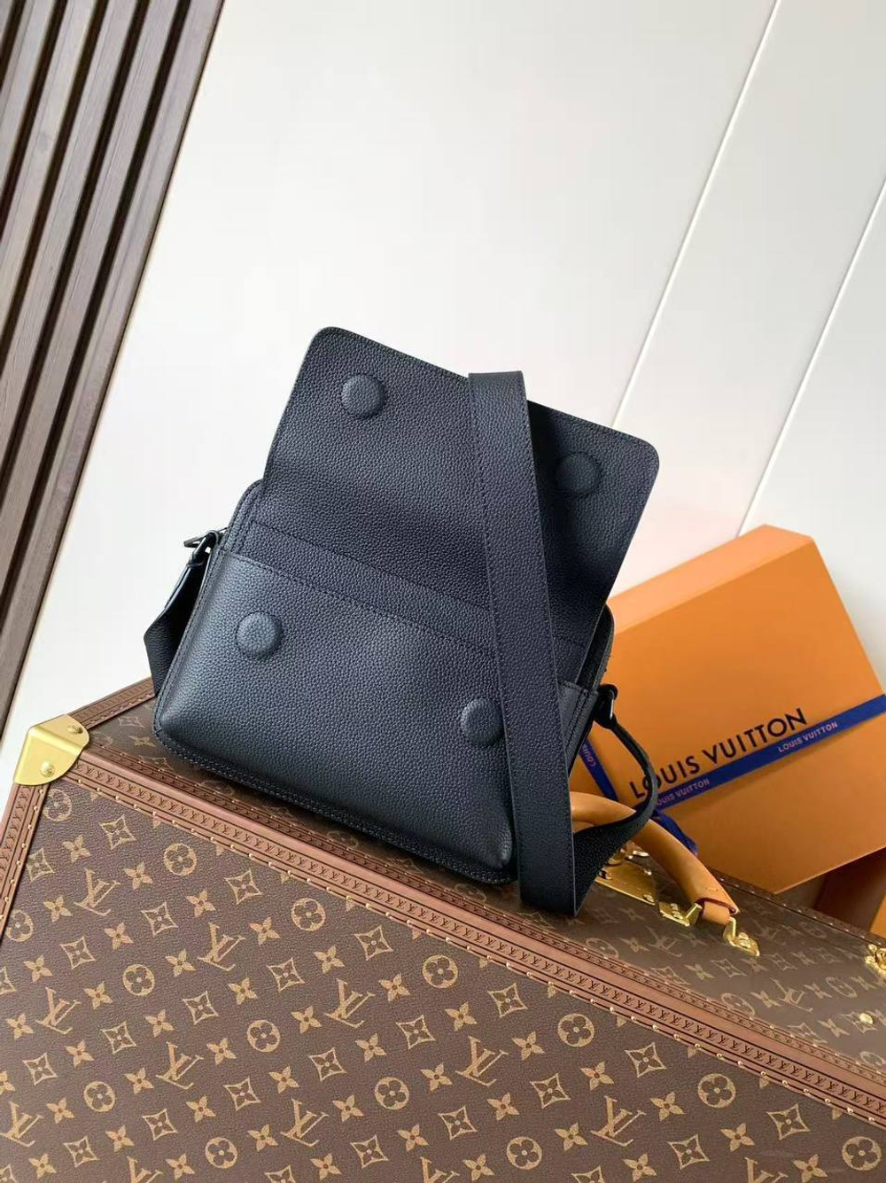 Сумка-мессенджер Louis Vuitton