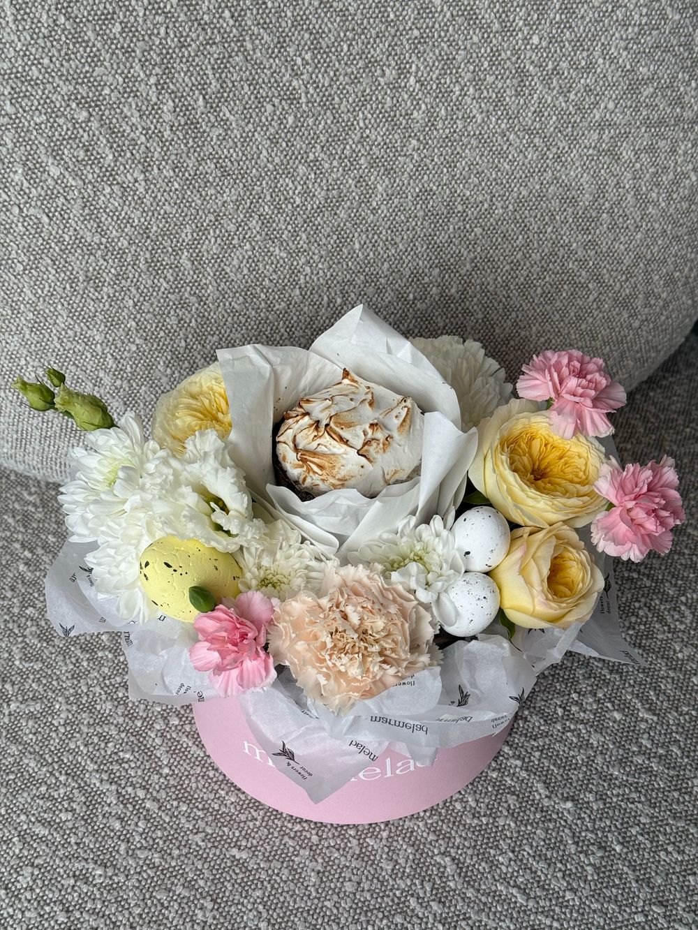 Композиция в коробке с куличем 130гр.