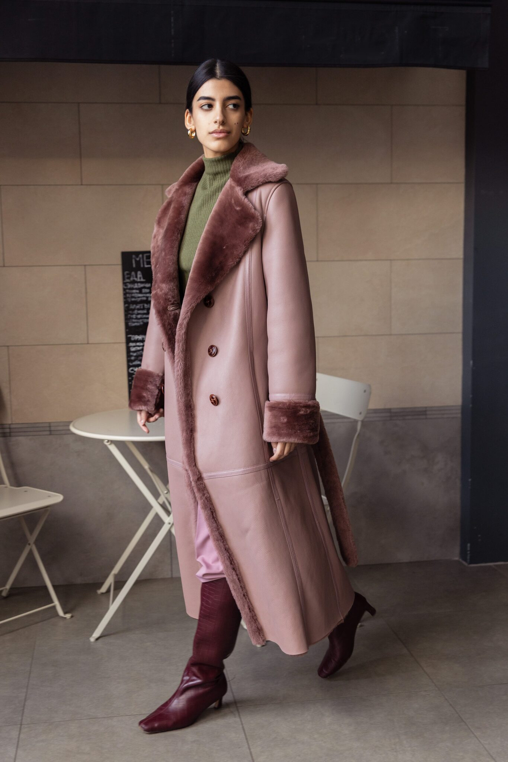 Дубленка-пальто розовая