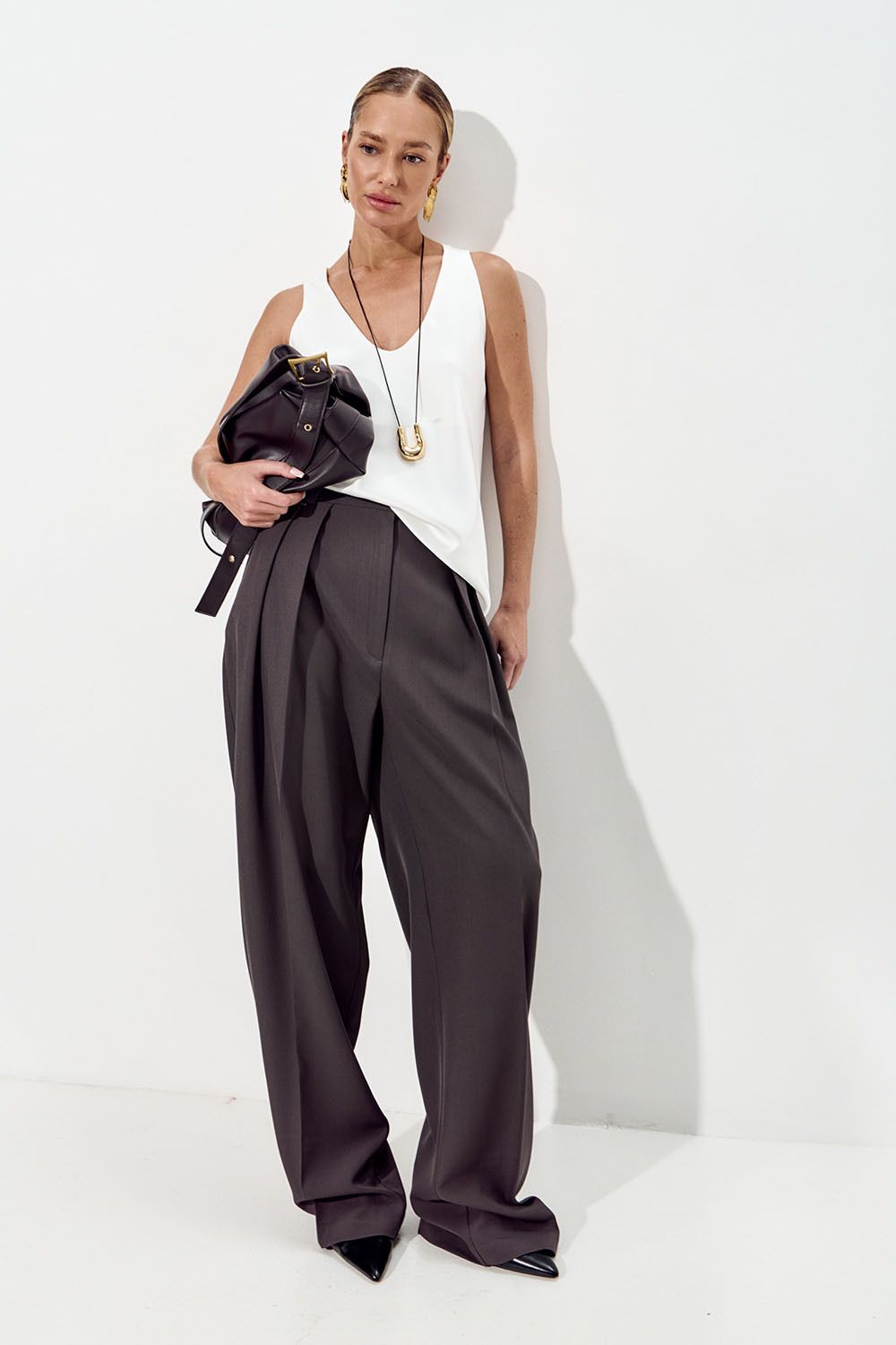 Брюки палаццо свободные с защипами графитового цвета