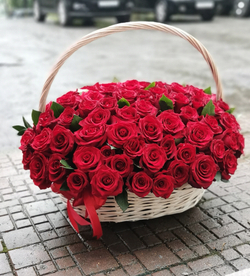 101 РОЗА в плетенной корзине