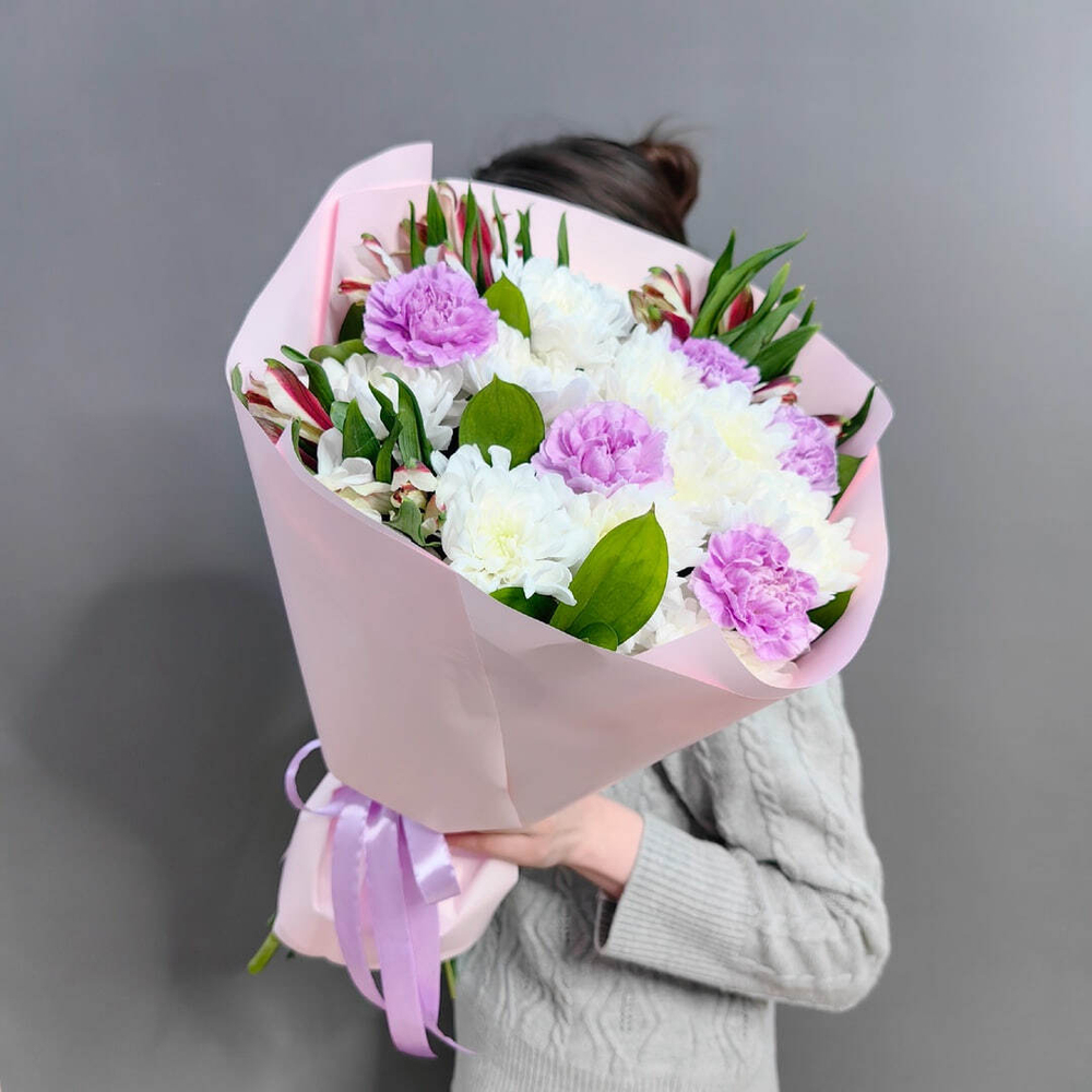 Авторский букет с сиреневыми диантусами