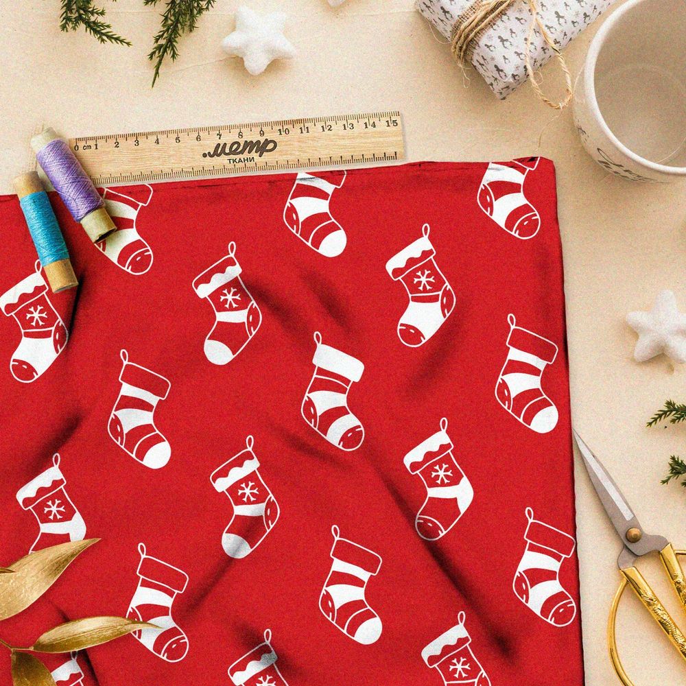 Ткань флис рождественские носки на красном фоне