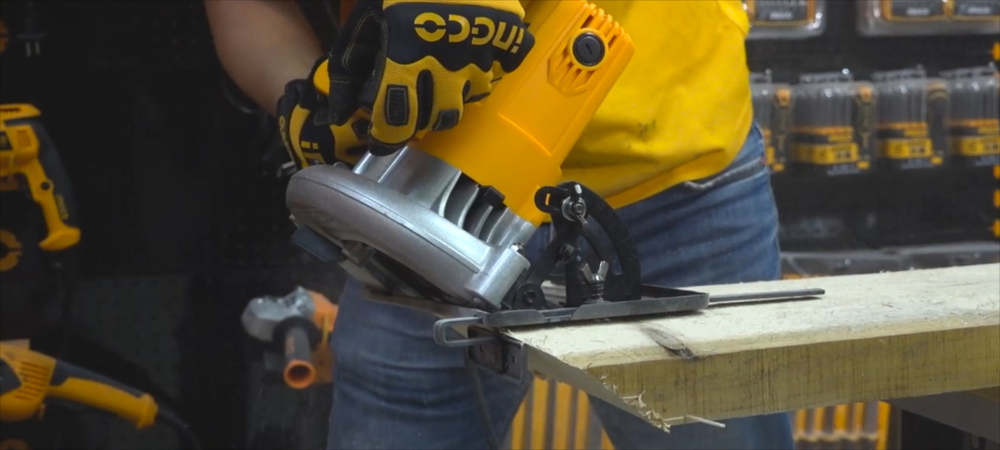 Циркулярная пила INGCO CS18538 INDUSTRIAL 185х20 мм 1,4 кВт