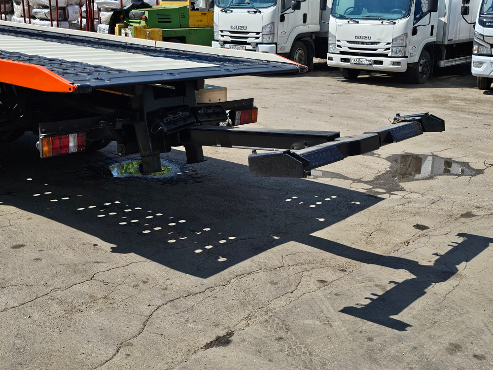 Эвакуаторная платформа 4.5 т с КМУ 3.2 т на шасси Isuzu Elf KV600