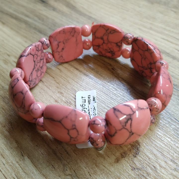 Браслет полукруг через шарик, кахолонг, цвет коралловый, 21x17 мм