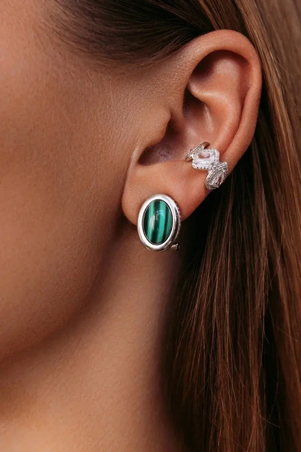 Серьги с малахитом и россыпью зеленого циркония