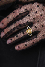 Кольцо с фианитами и золотой жемчужиной, оттенок золото