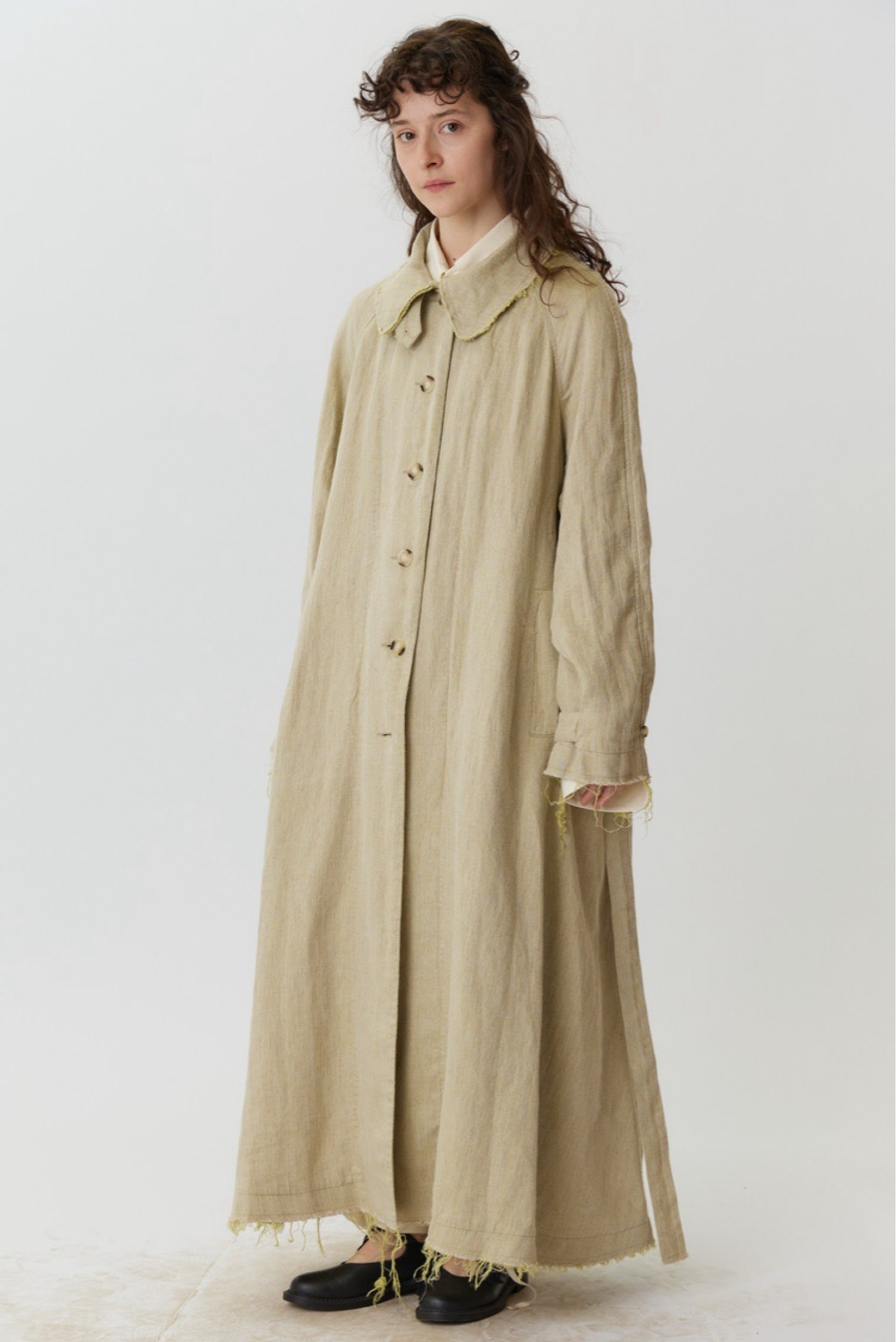 Объемный плащ из серо-зеленого льна